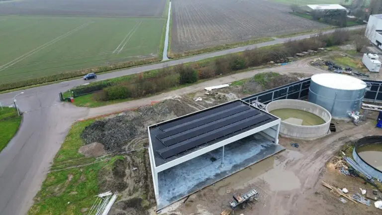 zonnepanelen op een dak bij een bedrijf