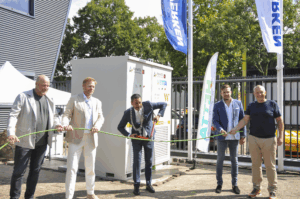 Burgemeester H.M. Bergmann opent de batterij installatie bij Nicoverken