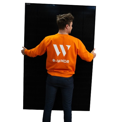 e-WNDR medewerker met zonnepaneel